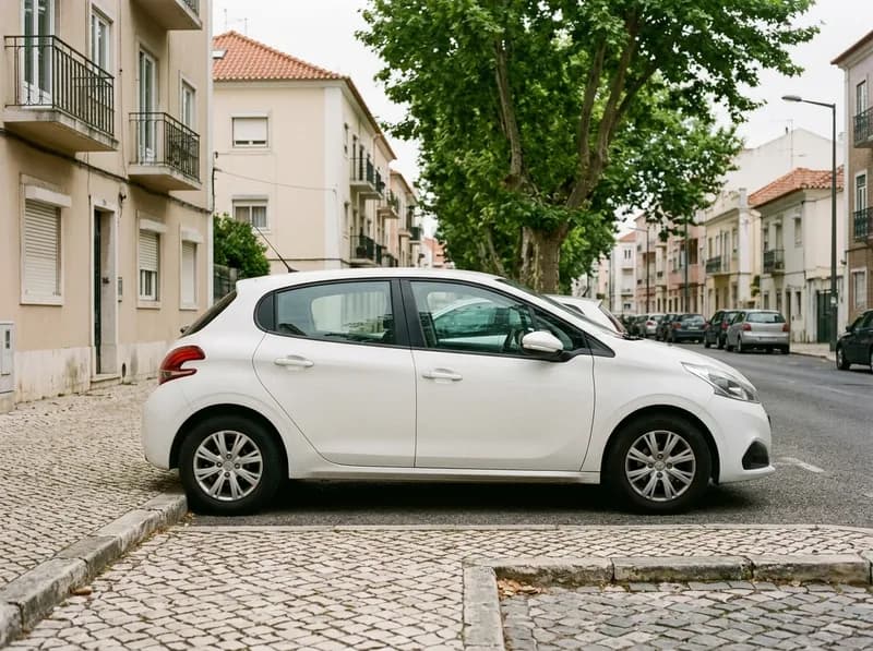 Hatchback compacto estacionado numa rua de Lisboa